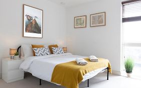 Spacious 2 Bed Apartment In Central Location